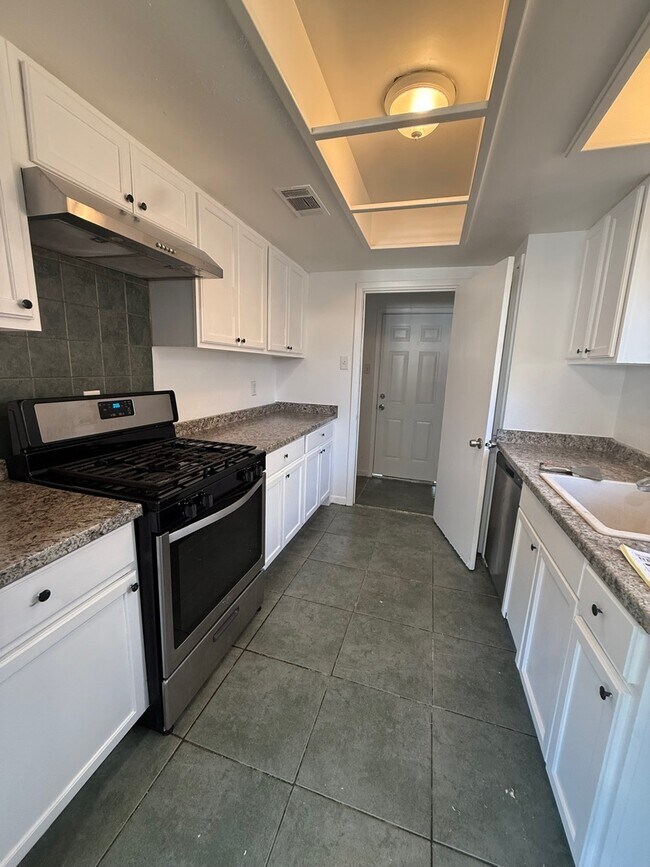 Photo - 3008 Lourdes St