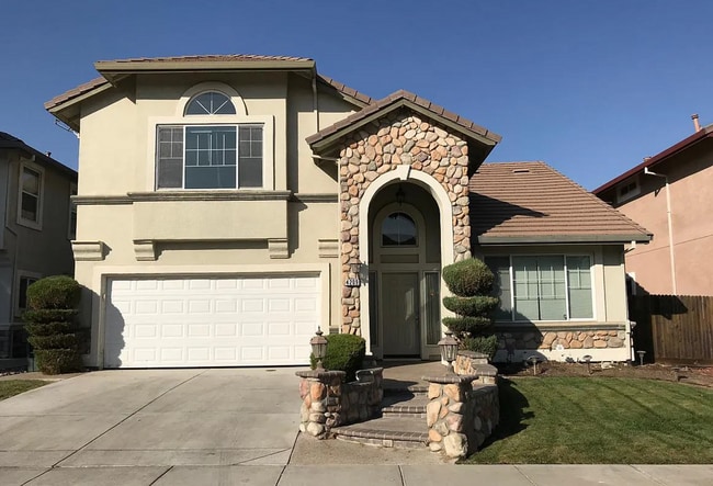 Building Photo - Close to ACE train, parks and school