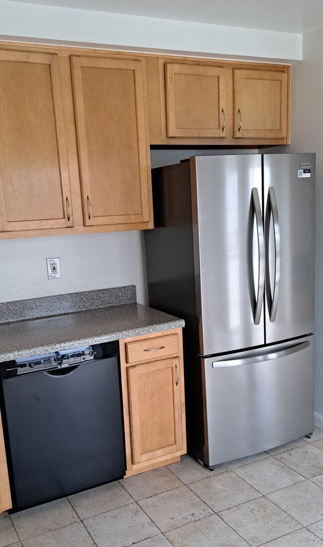 New refrigerator with bottom freezer and icemaker. Bosch dishwasher. - 314 20th St Unit D