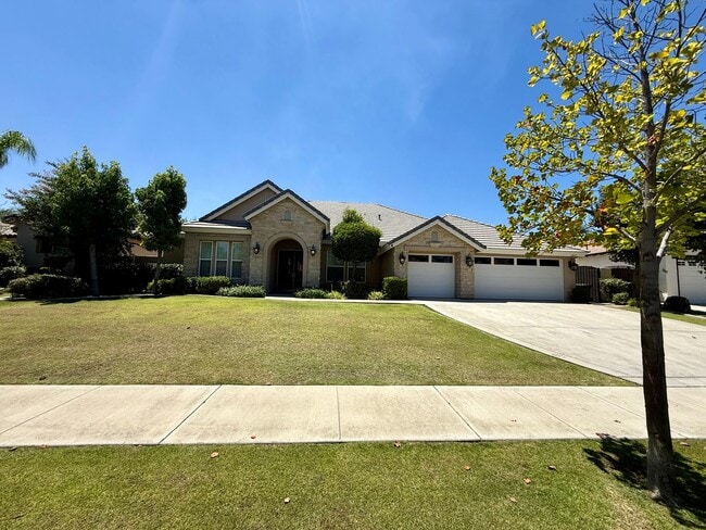 Building Photo - Beautiful 4 Bedroom + Office Home in Grand Island!