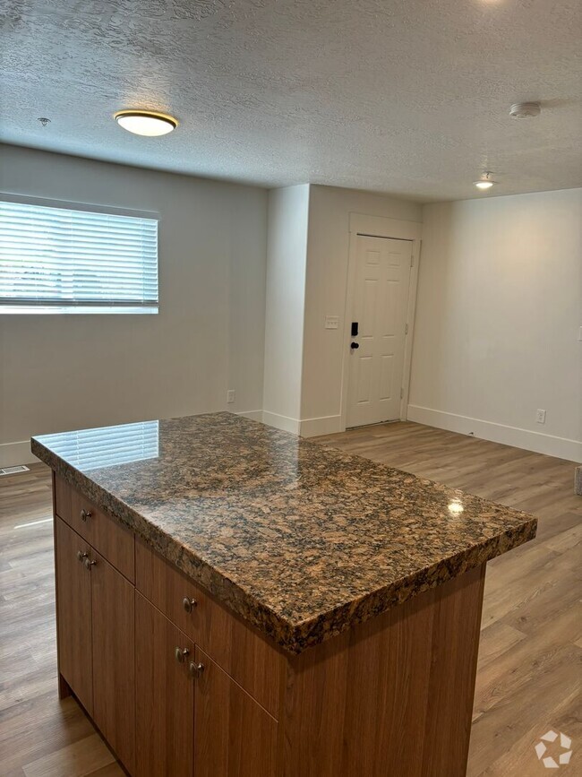 Building Photo - 2 bedroom 2.5 bath townhome