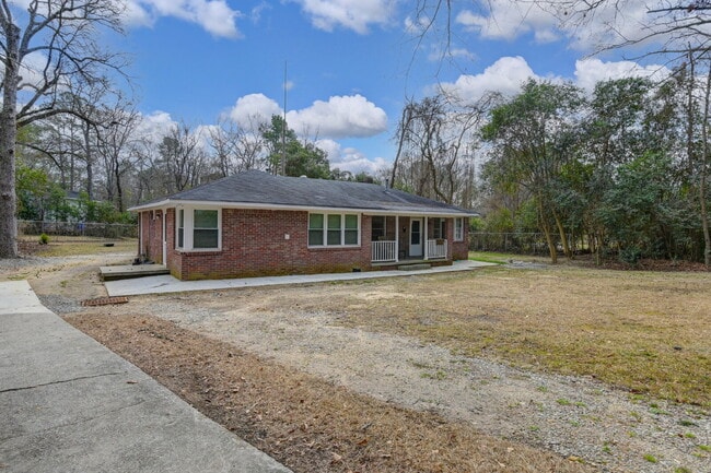 Photo - Cozy 2 Bedroom Home with Large Yard | Move-In Ready Unit B