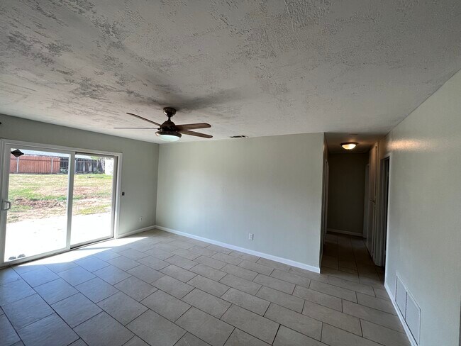 Photo - 10014 Singleton Way