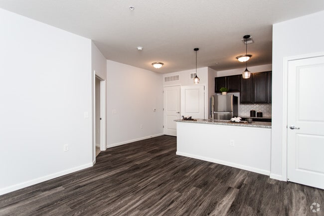 1HAB, 1BA - 681 ft² - Suite D - Duncan Park