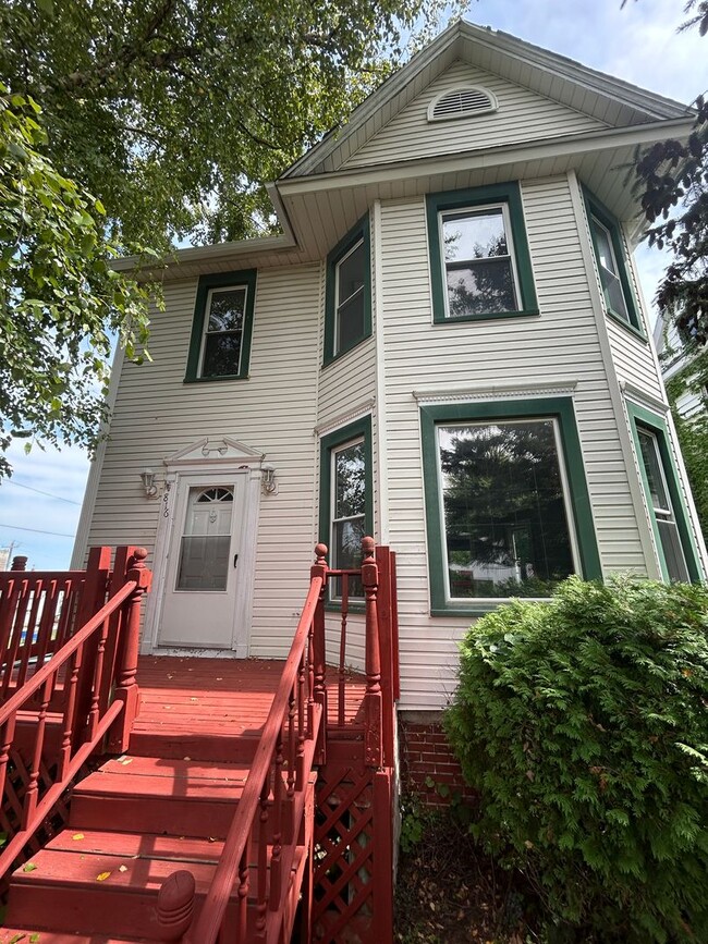 Building Photo - 3 Bedroom 2 Bath House in Moline with a Bo...