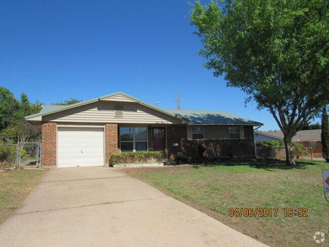 Building Photo - Pet Friendly Home!