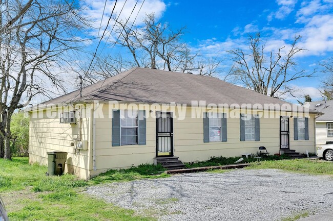 This 2 Bdr, 1 Bath, 1 Story duplex (Left S... - This 2 Bdr, 1 Bath, 1 Story duplex (Left S... House