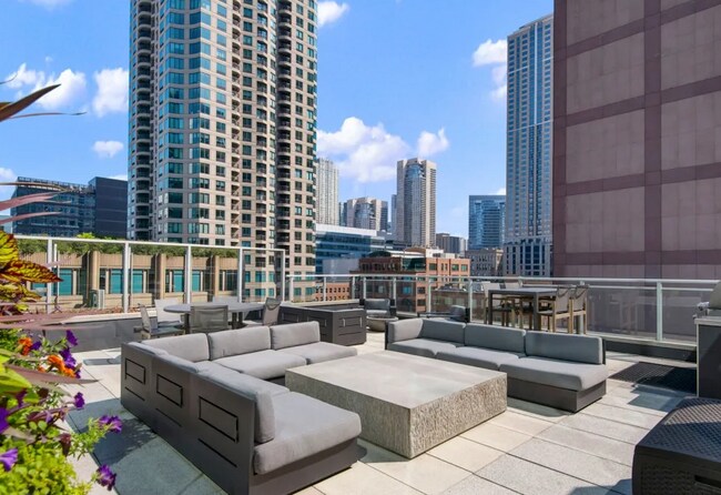 Photo - 439 N Wells St