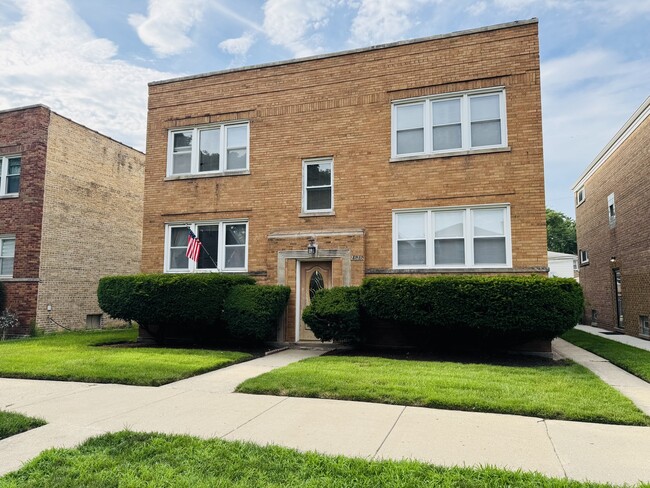 Building Photo - 2626 W Balmoral Ave