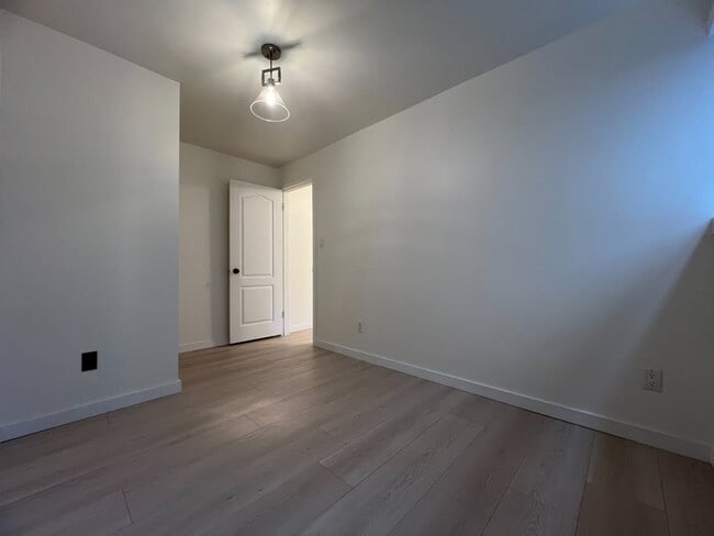 Photo - 6135 Commercial St Unité B