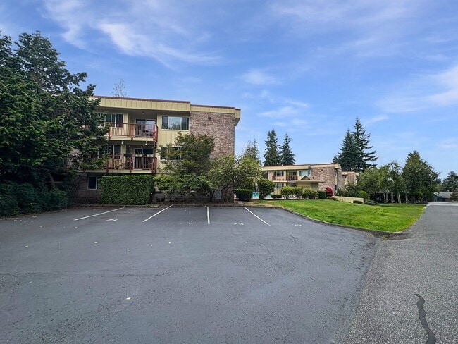 Building Photo - Beautiful and Bright View Ridge Condo Unit 201