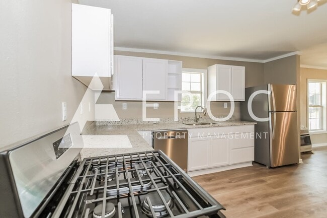 Photo - 635 E 3rd St