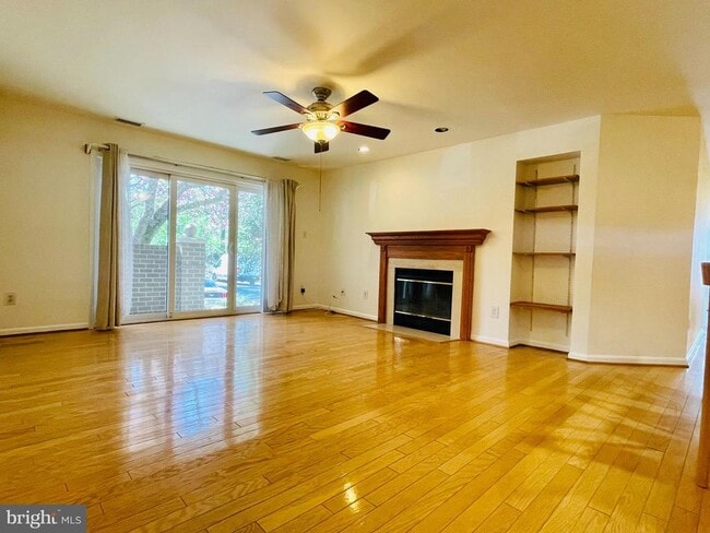 Building Photo - 7715 Lafayette Forest Dr Unit 101