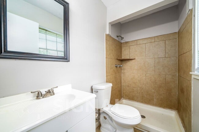 Photo - 1652 Roberta Ln