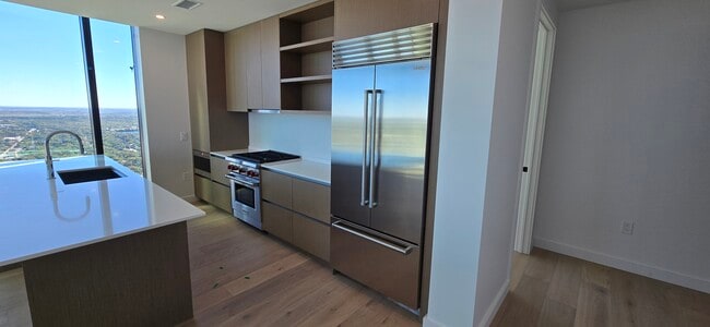 Open concept kitchen with upgraded appliances - 610 Davis St Unit 5007