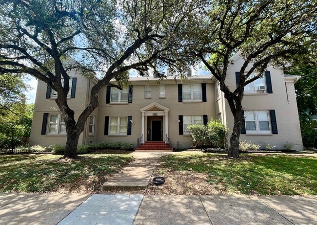 Building Photo - *LOCATION* Fabulous 1/1 with extra space O... Rental