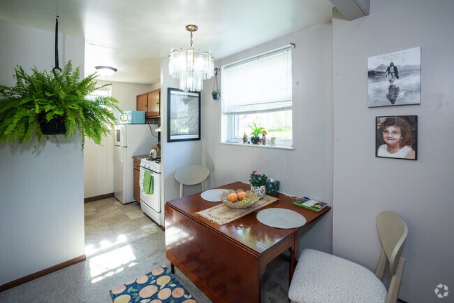B 1BR, 1BA - 675SF - Dining Room