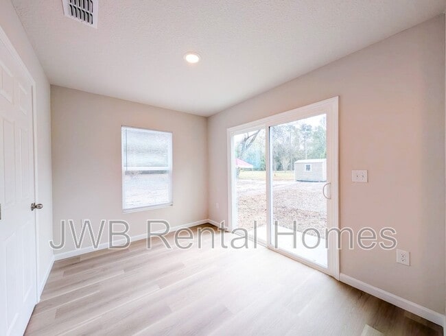 6052 Redpoll Ave