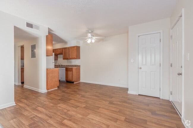 2 habitaciones, 1 baño - 900 pies cuadrados - Comedor - Auburndale Apartments