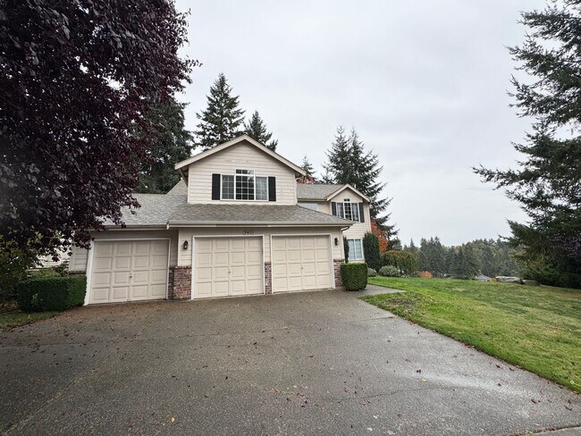 Photo - Spacious 4 bedroom plus den, 2.5 bath home Lakeland hills featuring mountain views