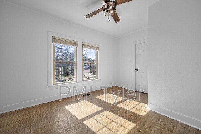 Photo - 210 E Dobbs St