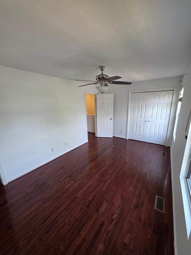 Photo - 406 Knollwood Ct