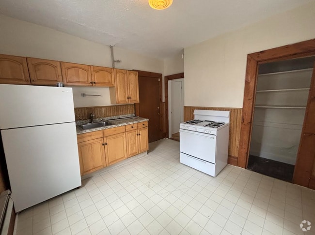 Building Photo - 5 Watson St Unit 4-2L Rental