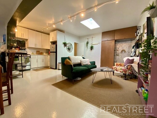 South 4th Street - South 4th Street Apartment Unit B6