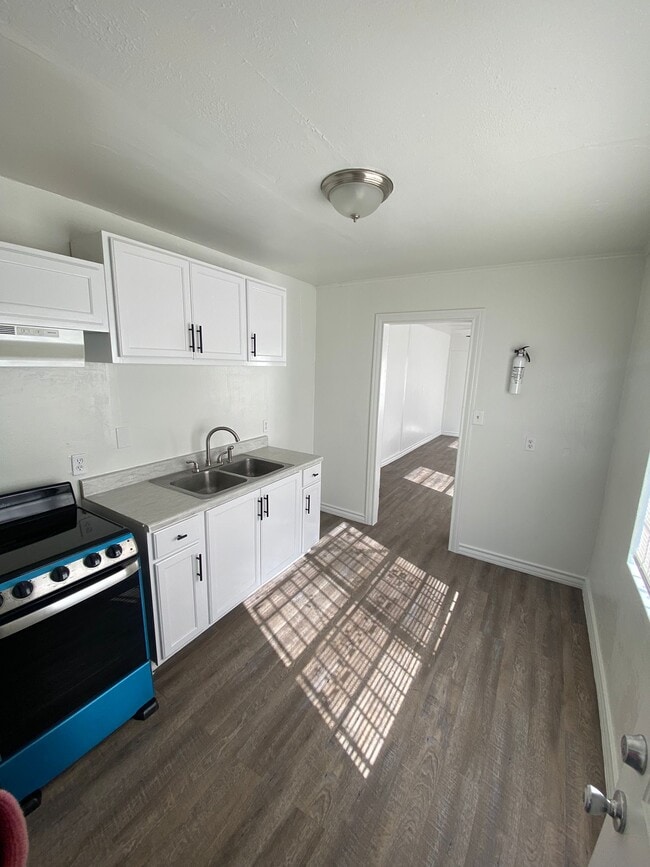 Building Photo - 938 E Adams St Unit Rear-Downstairs Rental