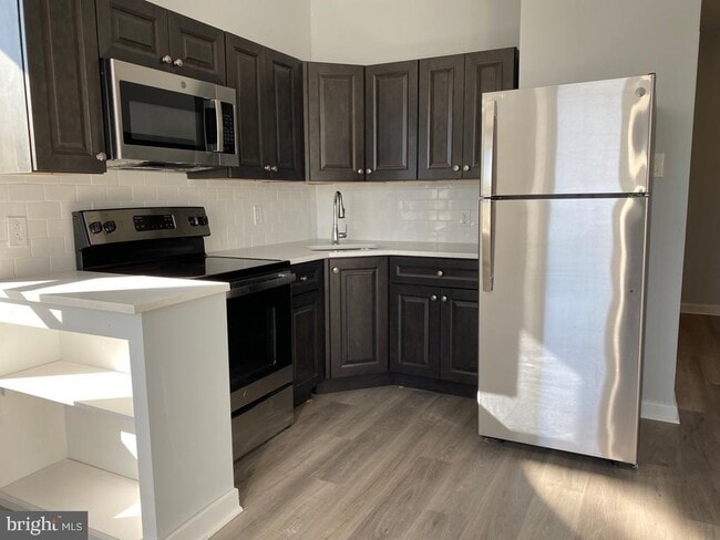 Building Photo - 21 E Price St Unit 2B