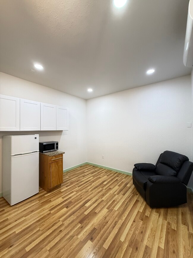 Photo - 5041 Delbon Way