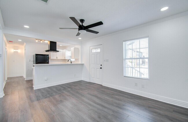 Photo - 806 E 33rd St