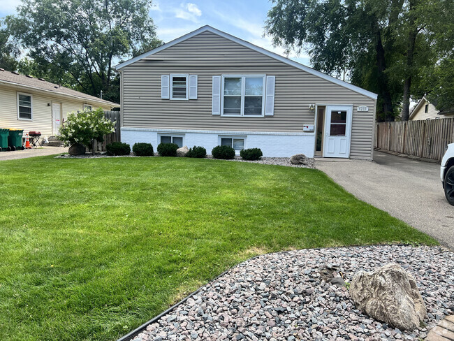 Building Photo - Beautiful 5 bedroom home in Richfield