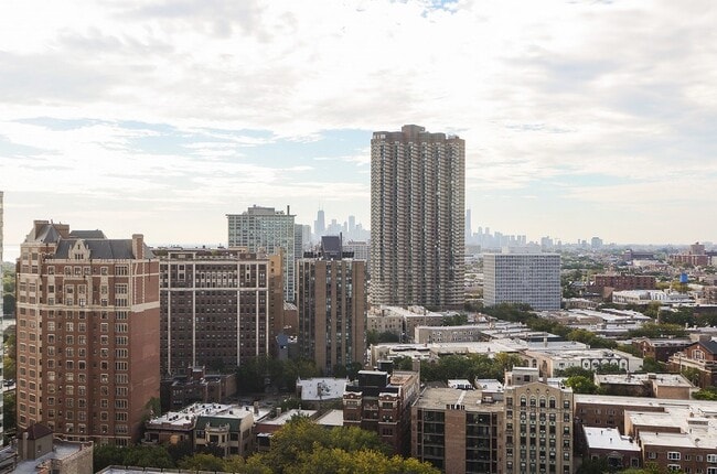 Building Photo - 655 W Irving Park Rd Unit 2109