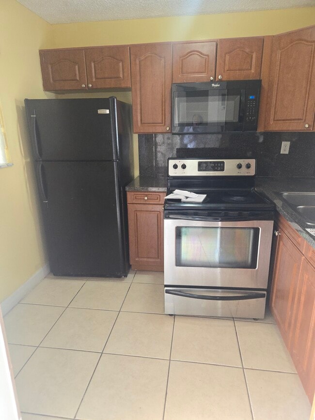 Building Photo - 365 NE 125th St Unit 301