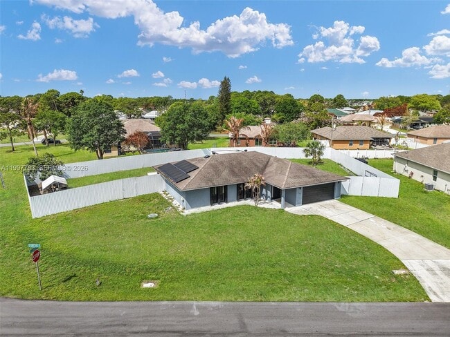 Photo - 702 NW Orchid St