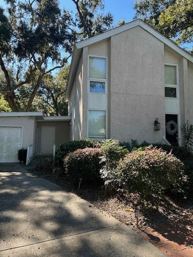 Building Photo - 231 Menendez Ave