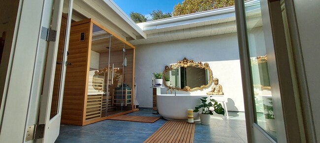 Rodeado de sólidos muros de patio de 2 metros de altura. - 603 Sunset Dr Unidad #3U