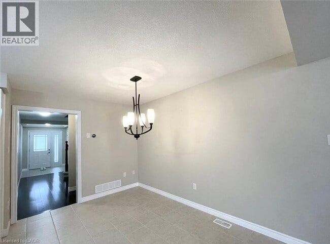 Photo - 139 Coopershawk St