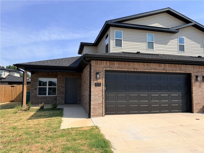 Building Photo - 613 Cosmos St