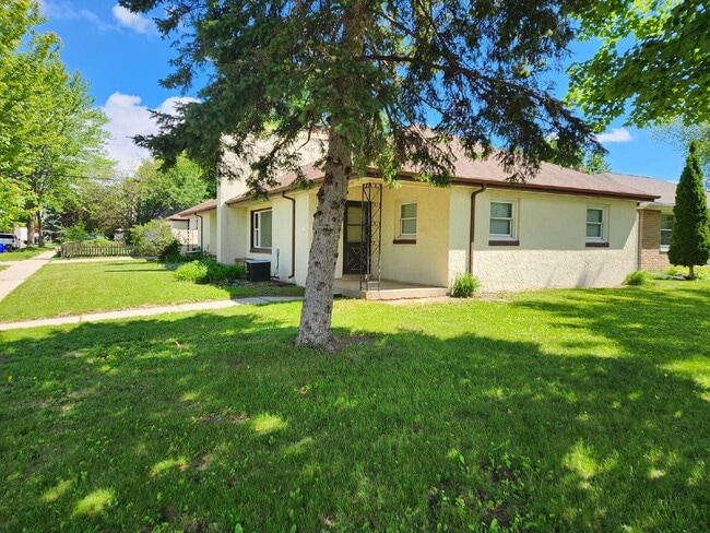 Building Photo - GREAT Location 
2 Bedroom side by side duplex  $1395/monthly Unit 1208 S Herbert St