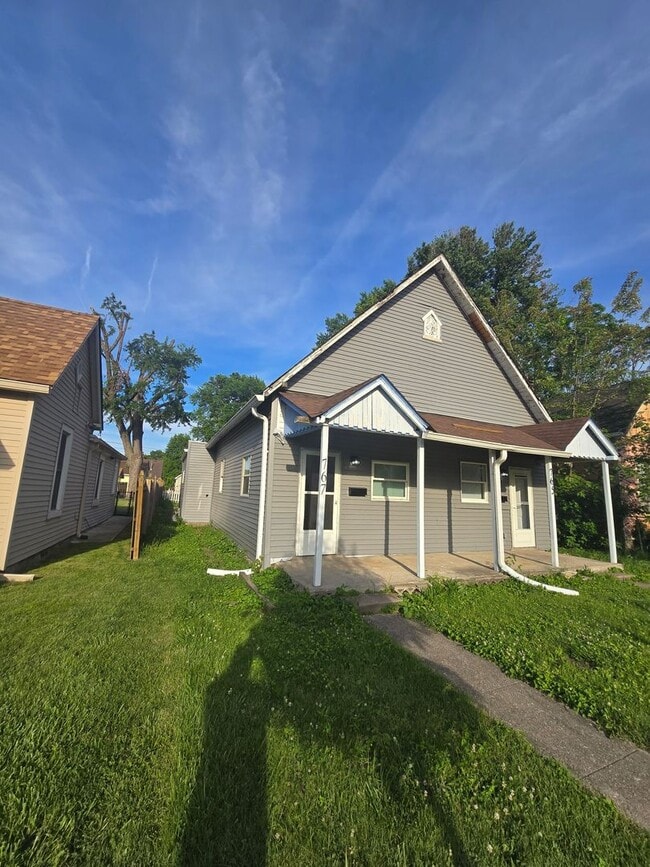 Building Photo - Studio Duplex located on the Westside near 10th St and White River Pkway Dr