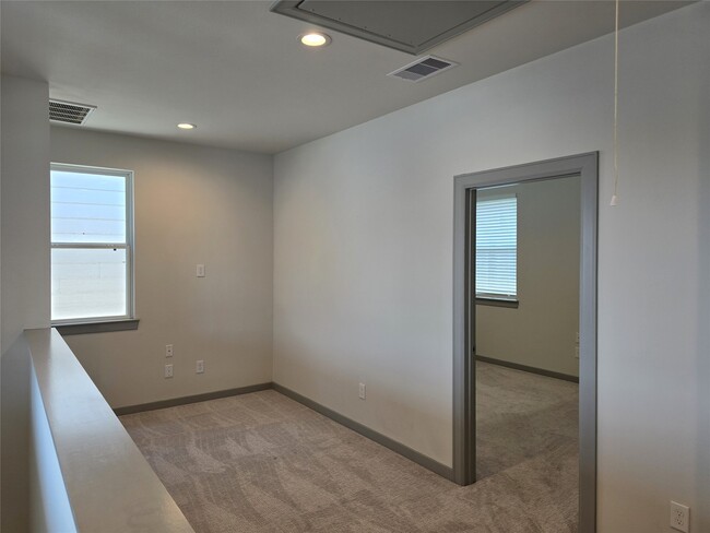 Building Photo - 611 Emile St