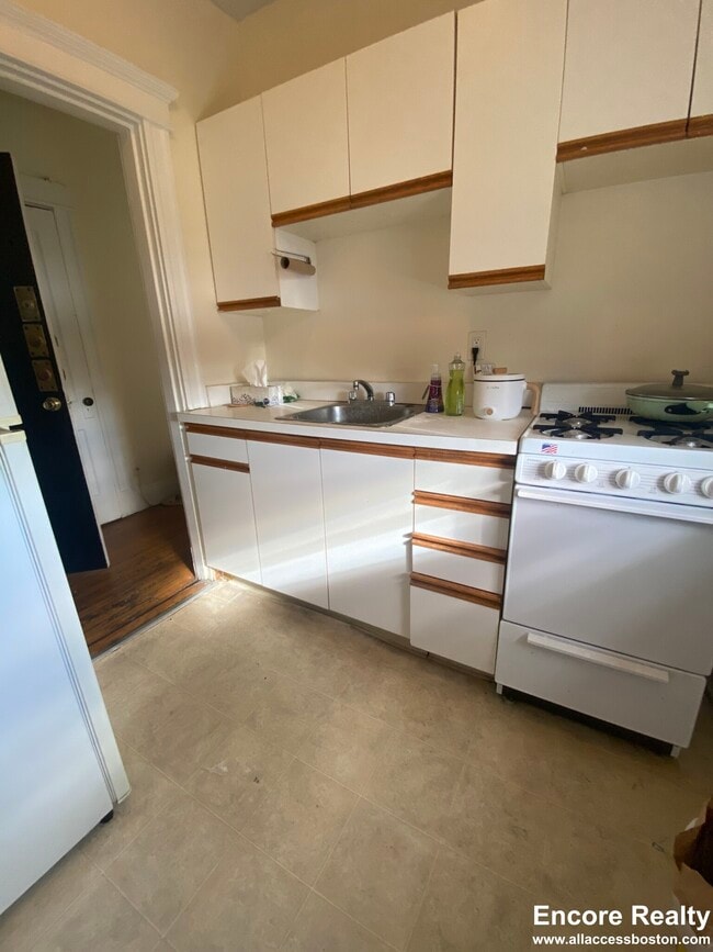 Building Photo - 1144 Commonwealth Ave Unit 32