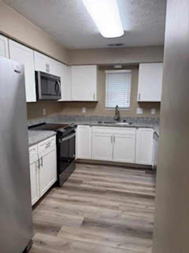 Photo - Knoxville 37934 - 2 bedroom, 2 bath condo - Contact Susan Niedergeses (865) 300-4722