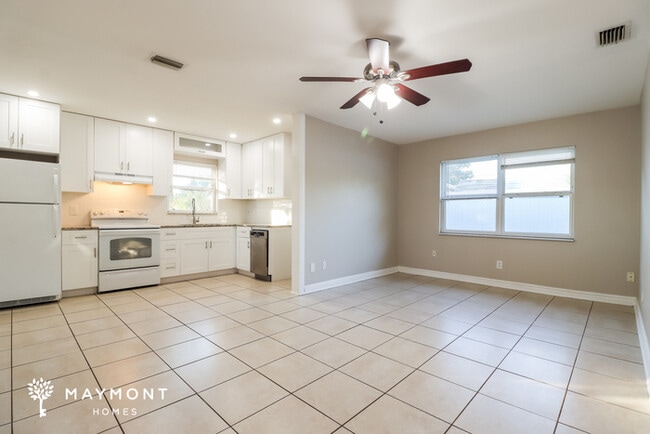 Photo - 779 Lynndale St N