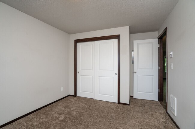 Photo - Sunset West, 2-bedroom 1-bathroom Burlington.