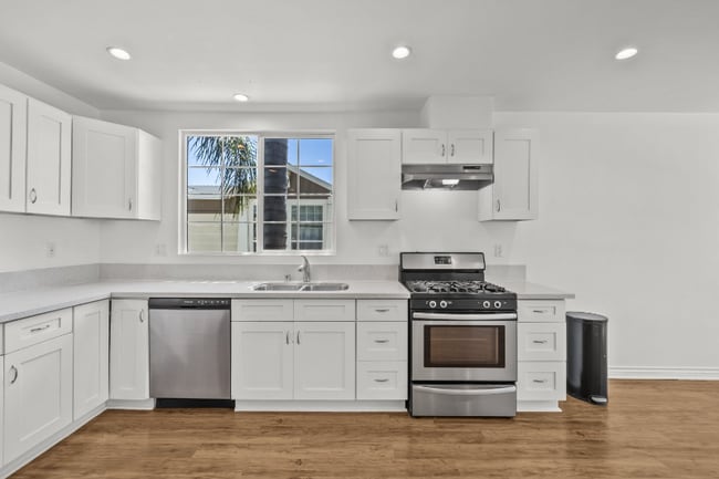 Photo - 6712 Cedros Ave