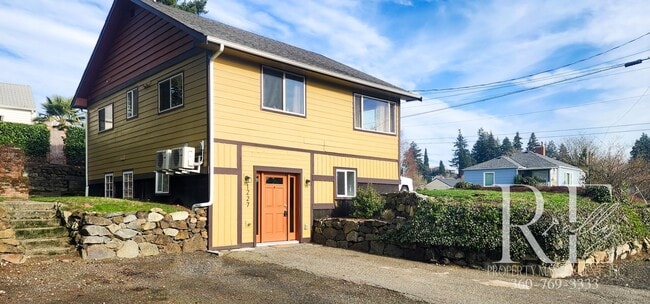 Building Photo - Quality Remodeled 2-Bed in Prime Location Rental
