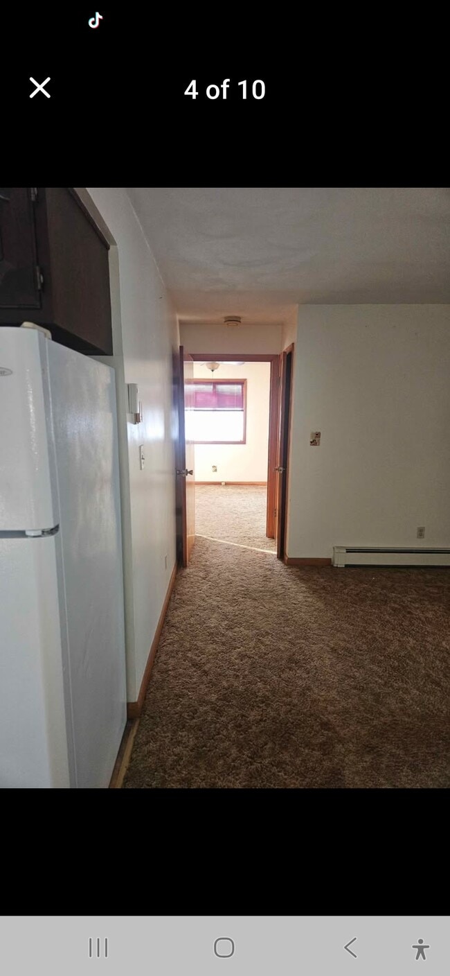 Sala de estar con armario - 317 Norton Ave Unidad Ray Saddlemire